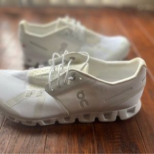 Womens On Cloud Tennis Shoes size 10.5